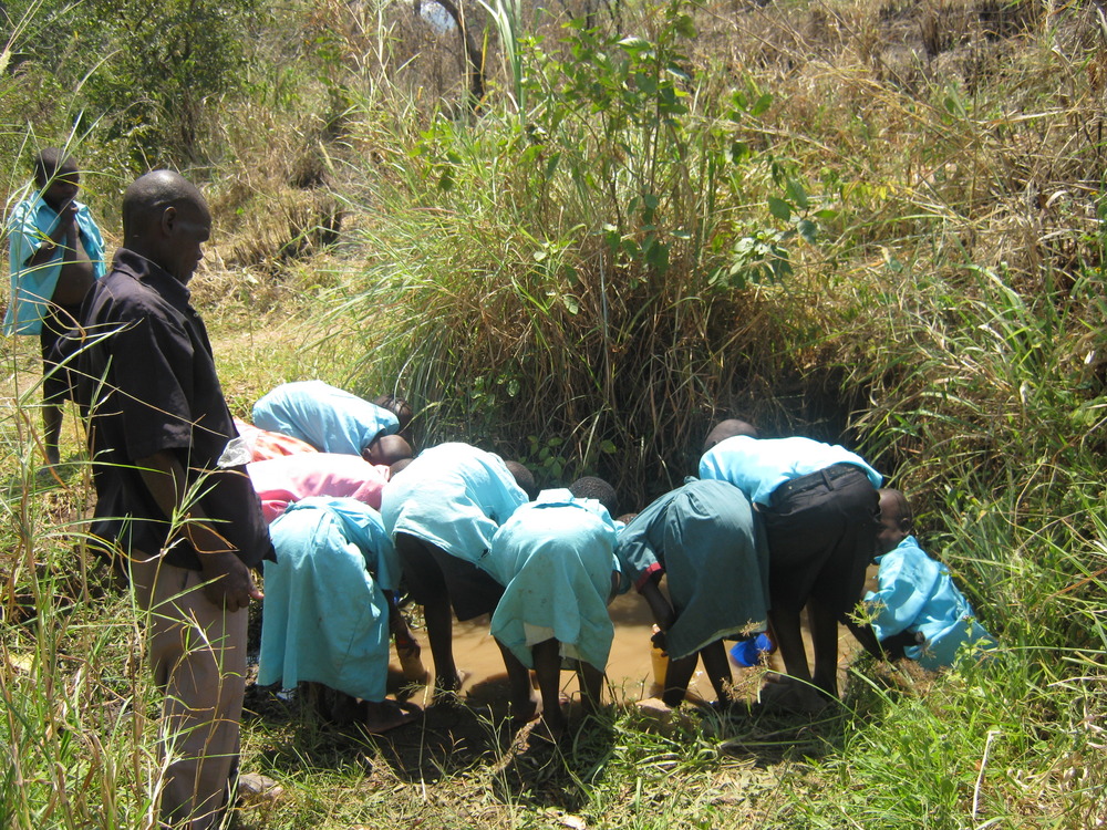 Children_of_kitovu_primary_school_collecting_water_from_nyaburungi_water_source
